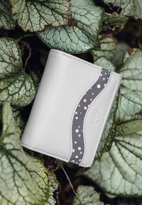 Světle šedá kožená peněženka s strukturovaným tmavě šedým pásem zdobeným barevnými puntíky; štíhlý, kompaktní design s zakřivenými akcenty.
