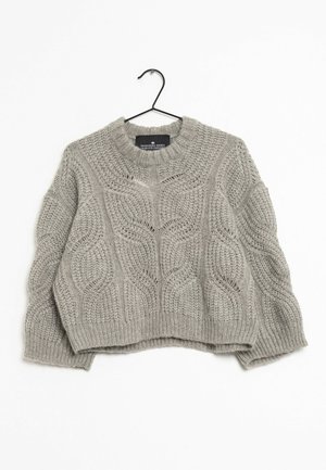 Pull gris clair en maille torsadée avec manches longues et poignets côtelés, présenté sur un cintre noir contre un fond blanc.