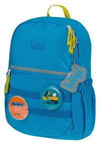 Zaino blu realizzato in tessuto resistente, con cerniere gialle, una tasca frontale, distintivi circolari e un'etichetta grigia con il marchio.