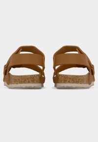 Ζευγάρι καφέ δερμάτινα σανδάλια με πάτους από φελλό και ρυθμιζόμενα λουριά, εμφανιζόμενα από πίσω σε λευκό φόντο.