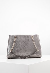 Grijze gestructureerde handtas met een reliëfpatroon, zilveren kettinghandvatten en een rechthoekige vorm. Glad, reflecterend oppervlak.