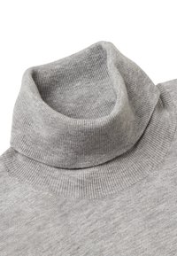 Šedý rolák vyrobený z měkkého texturovaného úpletu. Obsahuje ribbed límec a lem, s hladkým tělem a příjemným střihovým provedením.