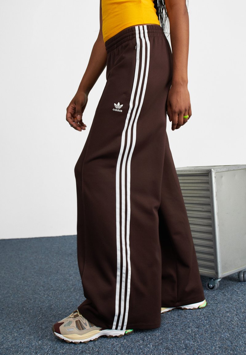 adidas Originals - RELAXED PANT - Tracksuit bottoms - shadow brown, Enlarge