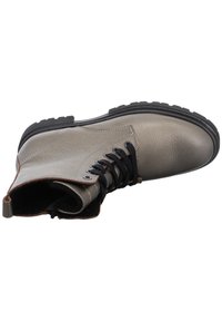 Grå läderankelboot med en texturerad yta, svarta snören, rund tå och en robust svart gummisula.