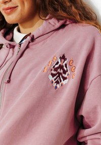 Promod BRODÉ À CAPUCHE - Sweat zippé - rose