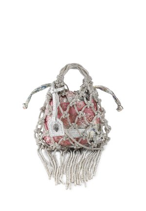 Petit sac à main avec une base rose, enveloppé dans un maillage argenté avec des franges. Il présente une serrure décorative et des accents de poignée multicolores.