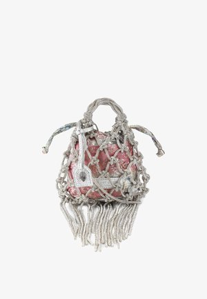 Petit sac à main avec une base rose, enveloppé dans un maillage argenté avec des franges. Il présente une serrure décorative et des accents de poignée multicolores.