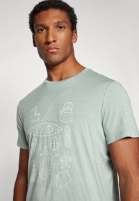 icebreaker MEN MERINO 150 TECH LITE SS TEE CAMP ESSENTIALS - Sportovní tričko - moss