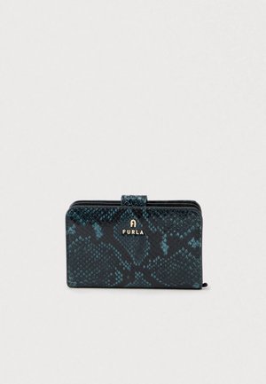 Portafoglio nero e turchese a motivi, realizzato in similpelle effetto pelle di serpente; presenta il logo dorato "FURLA", chiusura con zip e un design rettangolare elegante.