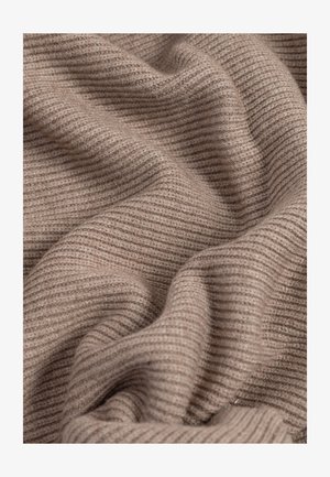 Tejido de punto en marrón claro con una fina textura acanalada, que muestra suaves pliegues ondulantes y un sutil juego de luces y sombras.