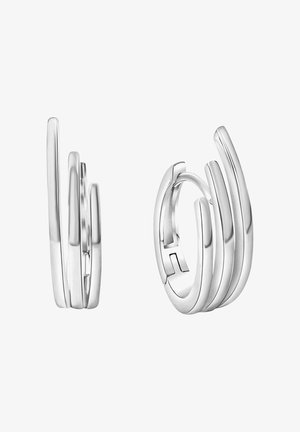 Paire de boucles d'oreilles argentées polies en forme de créoles avec trois barres allongées et courbées s'étendant vers l'extérieur dans un design moderne et superposé.