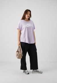 Nike Sportswear CLUB TEE - Apdrukāts T-krekls - violet mist