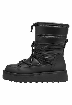 Botte d'hiver isolée noire avec semelle épaisse rainurée, tige rembourrée et lacets élastiques croisés entourant la cheville.