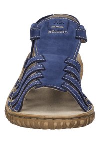 Blauwe leren sandaal met open ontwerp, uitgerust met zes horizontale banden, beige stiksels, een getextureerde zool en een gevoerde voetbed.