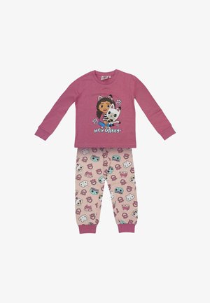 Roze top met lange mouwen waarop een cartoonmeisje staat afgebeeld dat een witte kat omhelst, gecombineerd met bijpassende roze broek met een patroon van kleurrijke kattengezichten en pootafdrukken.