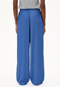 Blue wide-leg pants with an elastic waistband, made of lightweight fabric, featuring a smooth texture and a full-length cut.