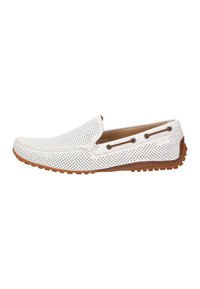 Weiße perforierte Slipper mit brauner Gummisohle, die ein minimalistisches Design und runde Akzent-Ösen aufweisen. Glatte Textur und atmungsaktives Material.