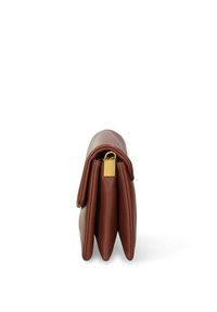 Compact bruine leren portemonnee, opgevouwen met een gouden metalen gesp, met drie binnenvakken zichtbaar vanuit de zijaanzicht.