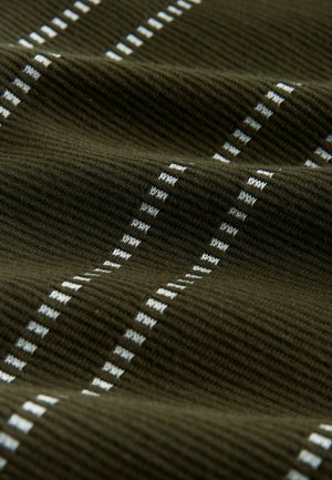 Dunkelgrüner, gerippter Stoff mit weißen vertikalen Streifen. Die Textur ist weich und leicht strukturiert, wobei die kontrastierenden Muster betont werden.