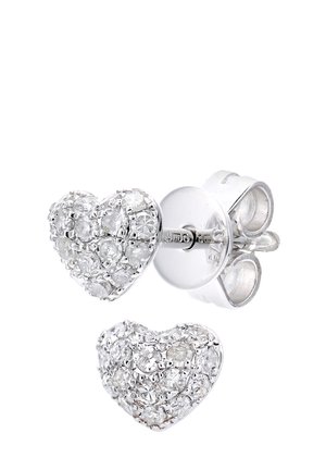 Pendientes en forma de corazón plateados adornados con piedras claras y brillantes en un diseño agrupado; cuentan con un cierre tipo poste para un uso seguro.