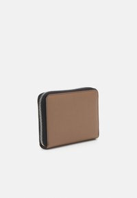 Portafoglio marrone con zip, dalla texture liscia, dettagli neri sulla zip e forma rettangolare. Design compatto per un facile trasporto.