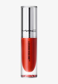 MAC Locked Kiss Ink in un contenitore cilindrico trasparente con un cappuccio argentato. Il liquido rosso vivace ha una consistenza liscia, in evidenza.