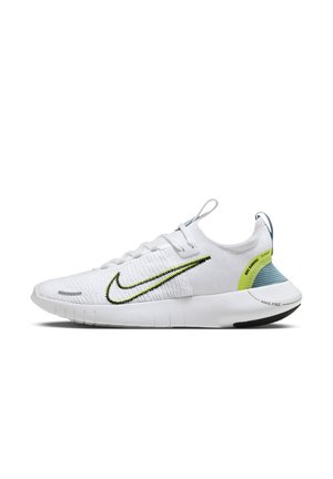 Chaussure de running Nike basse blanche avec un swoosh vert citron et noir, dessus en maille et semelle rembourrée avec un accent bleu au talon.