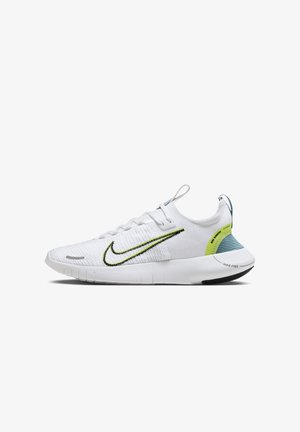 Chaussure de running Nike basse blanche avec un swoosh vert citron et noir, dessus en maille et semelle rembourrée avec un accent bleu au talon.