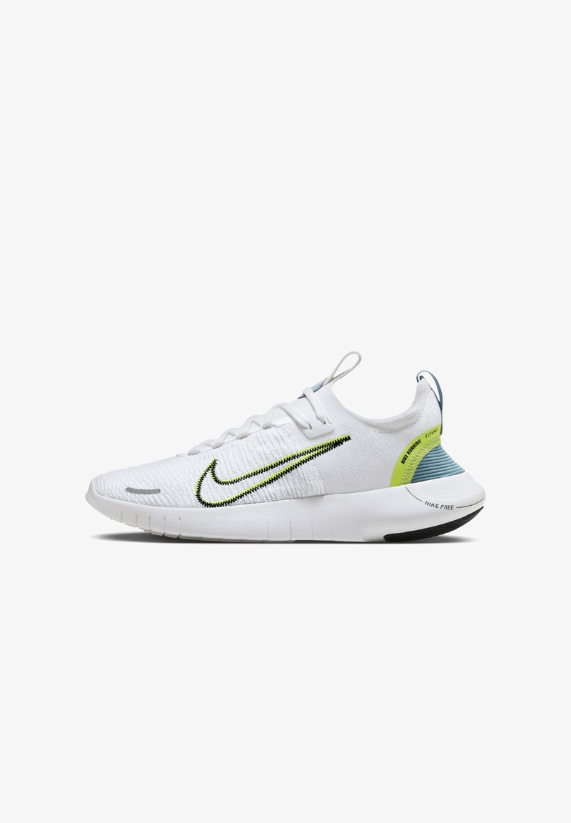 Chaussure de running Nike basse blanche avec un swoosh vert citron et noir, dessus en maille et semelle rembourrée avec un accent bleu au talon.