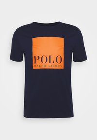 Marinblå bomullströja med en orange rektangulär design och texten "POLO RALPH LAUREN" i fet svarta bokstäver centrerat på framsidan.