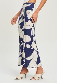 Gonna maxi a righe blu navy e crema con vita regolabile. Tessuto morbido con silhouette a A. Abbinata a tacchi leggeri.