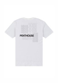 Hvid bomulds t-shirt med et stort sort "PENTHOUSE" grafik på ryggen, med gentaget tekst i en lysere skygge for kontrast.