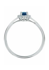 Silberring mit einem zentralen blauen Edelstein, umgeben von kleineren klaren Steinen. Glatte Band mit einem eleganten, polierten Finish.