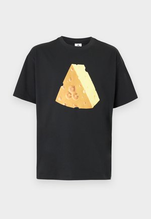 Sort t-shirt med korte ærmer med en stor gul kile af schweizisk ost i midten foran.