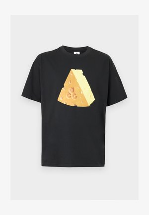 Fekete rövid ujjú póló, amelynek elülső részén egy nagy sárga svájci sajt ék alakú ábrája látható középen.