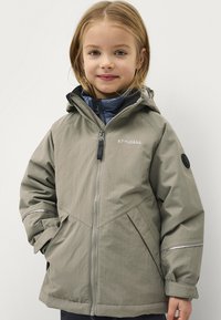 Lichtgrijze kinderjas met een capuchon, ritssluiting en verstelbare manchetten. Bevat reflecterende accenten en een zachte voering.