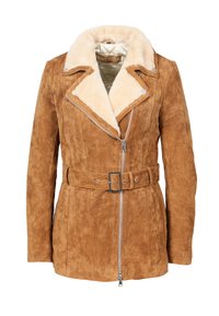 Veste en faux suède brun avec un col en fourrure crème, fermeture éclair et taille ceinturée. Comprend des poches latérales et des accents en matériel argenté.