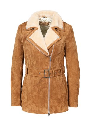 Veste en faux suède brun avec un col en fourrure crème, fermeture éclair et taille ceinturée. Comprend des poches latérales et des accents en matériel argenté.