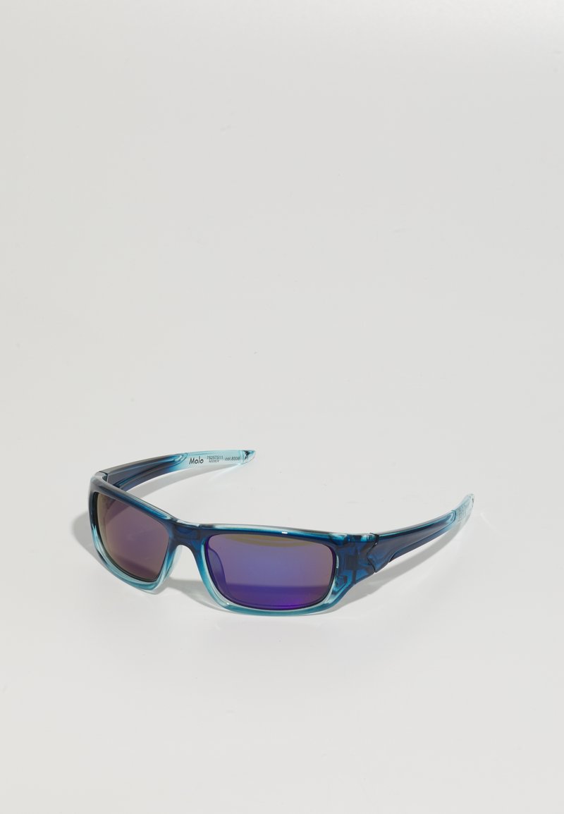 Kék átlátszó keretű napszemüveg, lila árnyalatú lencsékkel és szögletes formával. Figyelemre méltó tekstúra részlet a szárakon.