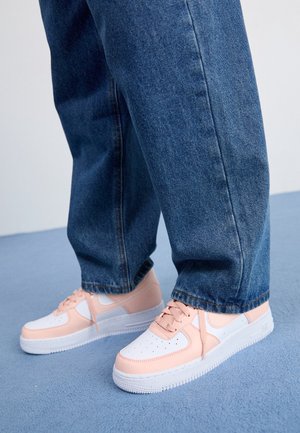 Nike Sportswear, Baskets basses - coral