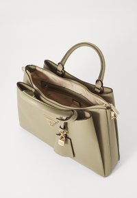 Borsa a tracolla verde in nylon con dettagli in oro, doppi manici superiori, scomparti con zip e una finitura testurizzata. Interno foderato in tessuto chiaro con un motivo del marchio.