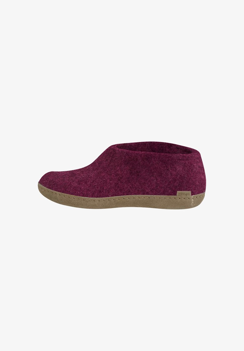 Chaussure mule douce en feutre bordeaux avec une semelle beige et une petite étiquette « glerups » près du talon, conçue pour le confort intérieur.