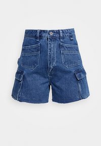 Mörkblå denim cargo-shorts med fransad nedkant, som har två främre fickor och två sidofickor, i en avslappnad passform.