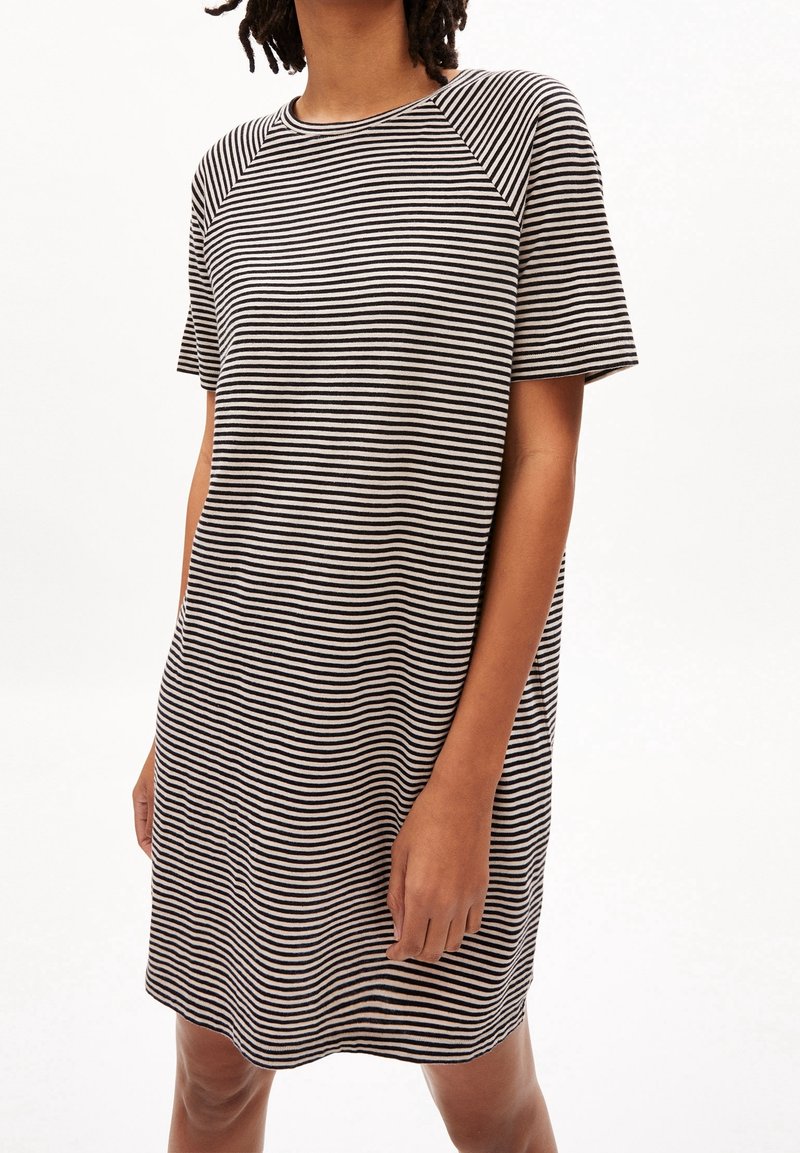 Pasiasta sukienka z krótkim rękawem w czerni i bieli, charakteryzująca się luźnym krojem, okrągłym dekoltem oraz miękkim materiałem bawełnianym.