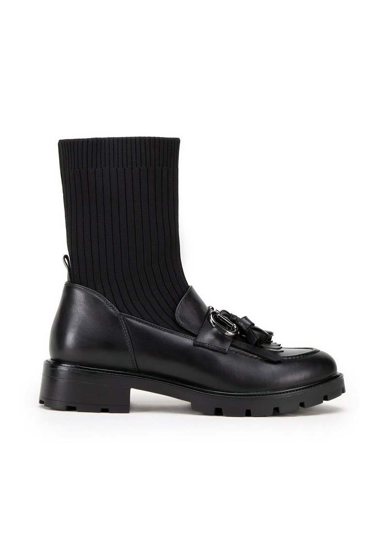 Botas negras hasta el tobillo con un upper tipo calcetín acanalado, puntera de cuero suave, detalle decorativo de borlas y hebillas, suela texturizada para mayor agarre.