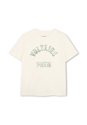 T-shirt crème à manches courtes avec texte vert "VOLTAIRE" en arc au-dessus de "PARIS" sur le devant, fond uni.