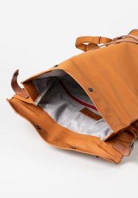 Borsa in pelle marrone con un esterno resistente, interno foderato in tessuto a quadri grigi e bianchi, con una tasca con zip rossa e dettagli marroni.