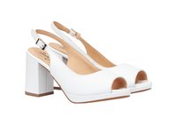 Tacos de slingback blancos con punta abierta, fabricados en cuero suave, con un tacón bloque grueso y una plantilla acolchada.