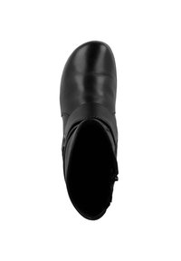 Botín de cuero negro hasta el tobillo con un acabado suave, punta redondeada y cremallera lateral para un fácil uso. Diseño simple sin adornos.