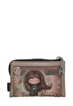 Kompakte rosa Geldbörse mit einem Cartoon-Mädchen-Design, geprägten Akzenten, Reißverschluss und dekorativen Nähten. Text: "In der Welt der Träume."